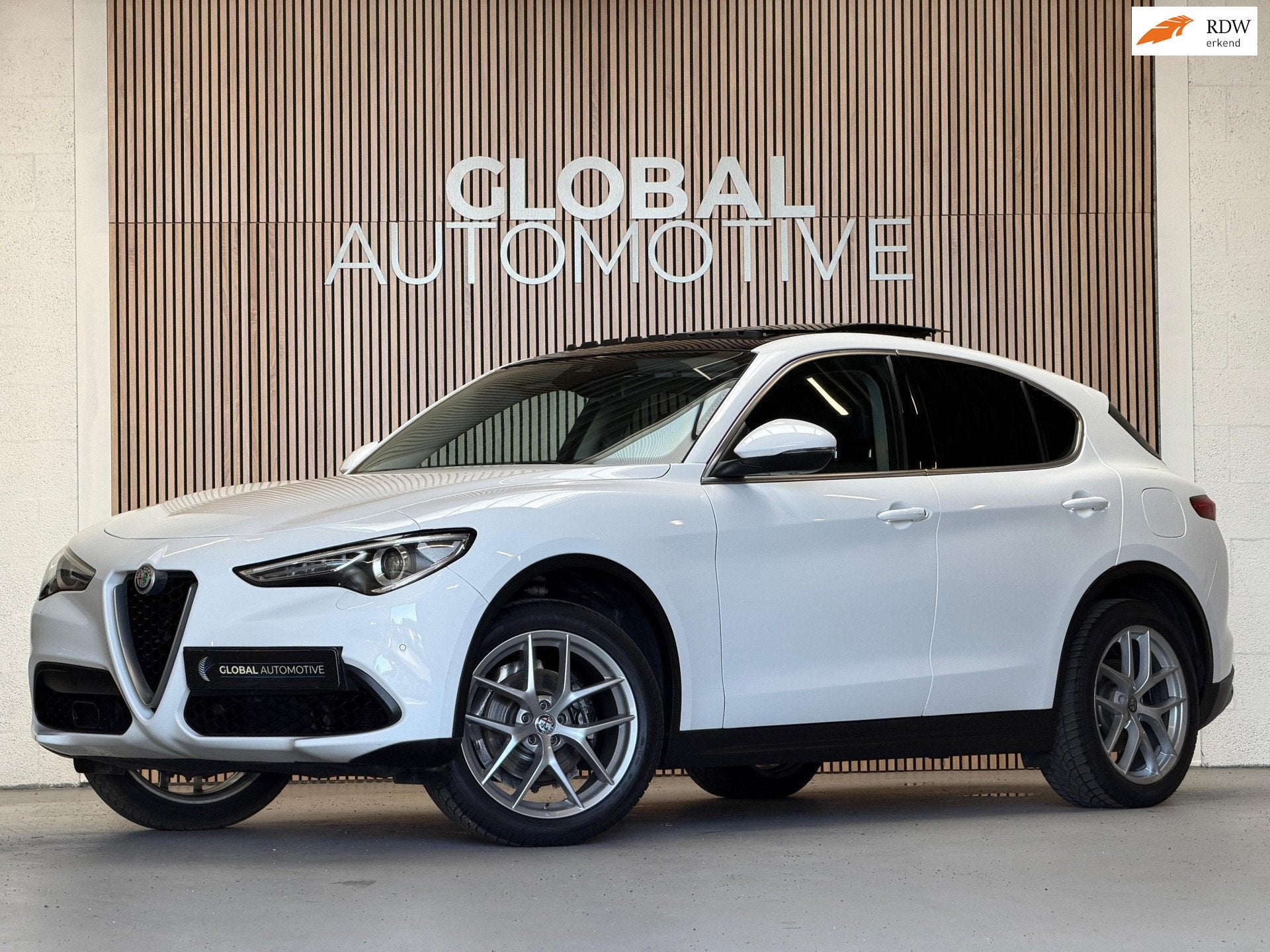 Alfa Romeo STELVIO 2.0 T AWD First Edition - SCHUIFDAK - 20', Auto's, Alfa Romeo, Automaat, 4 cilinders, Wit, Bedrijf