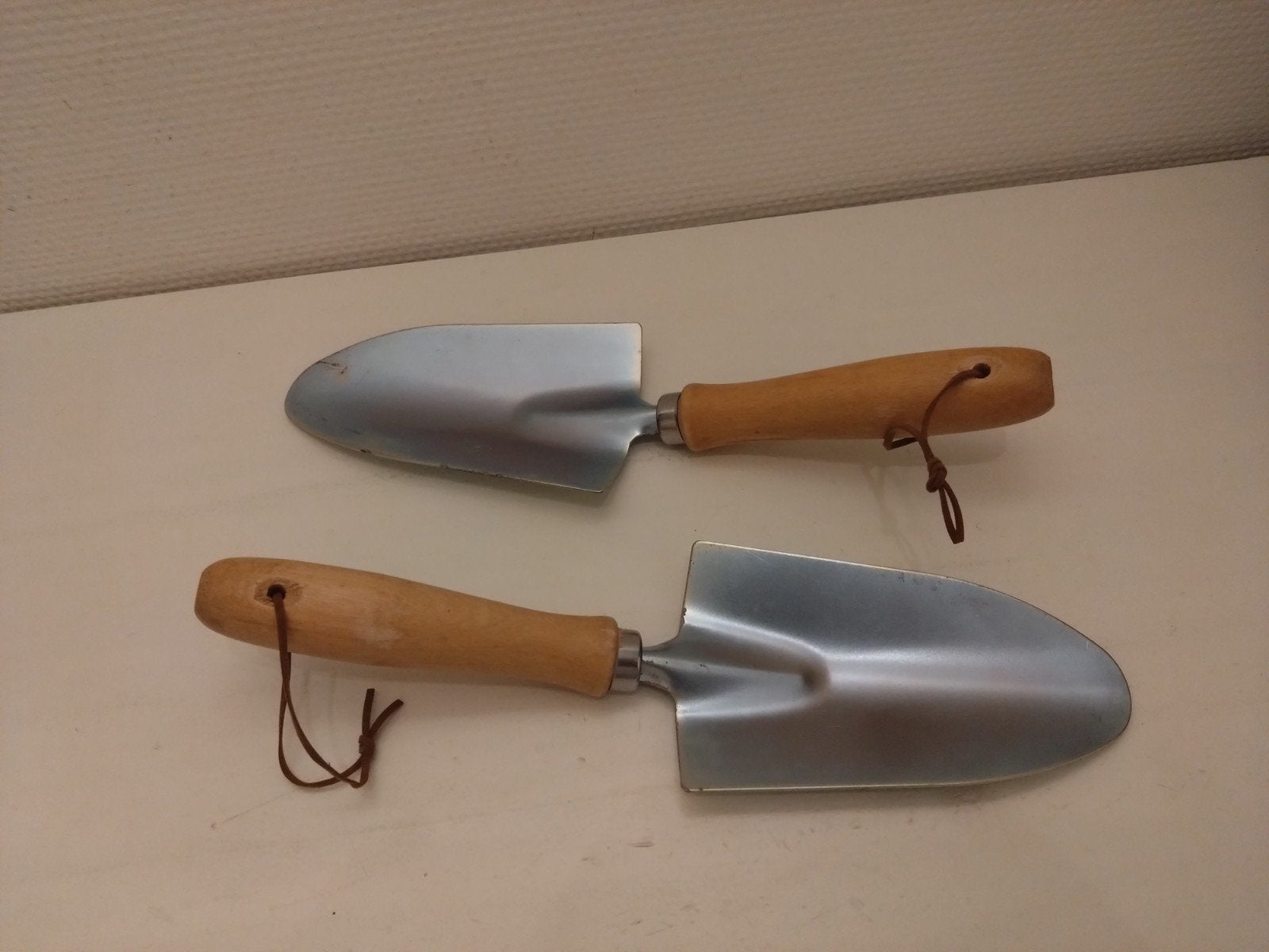 Twee tuinschepjes met houten handvat., Ophalen of Verzenden