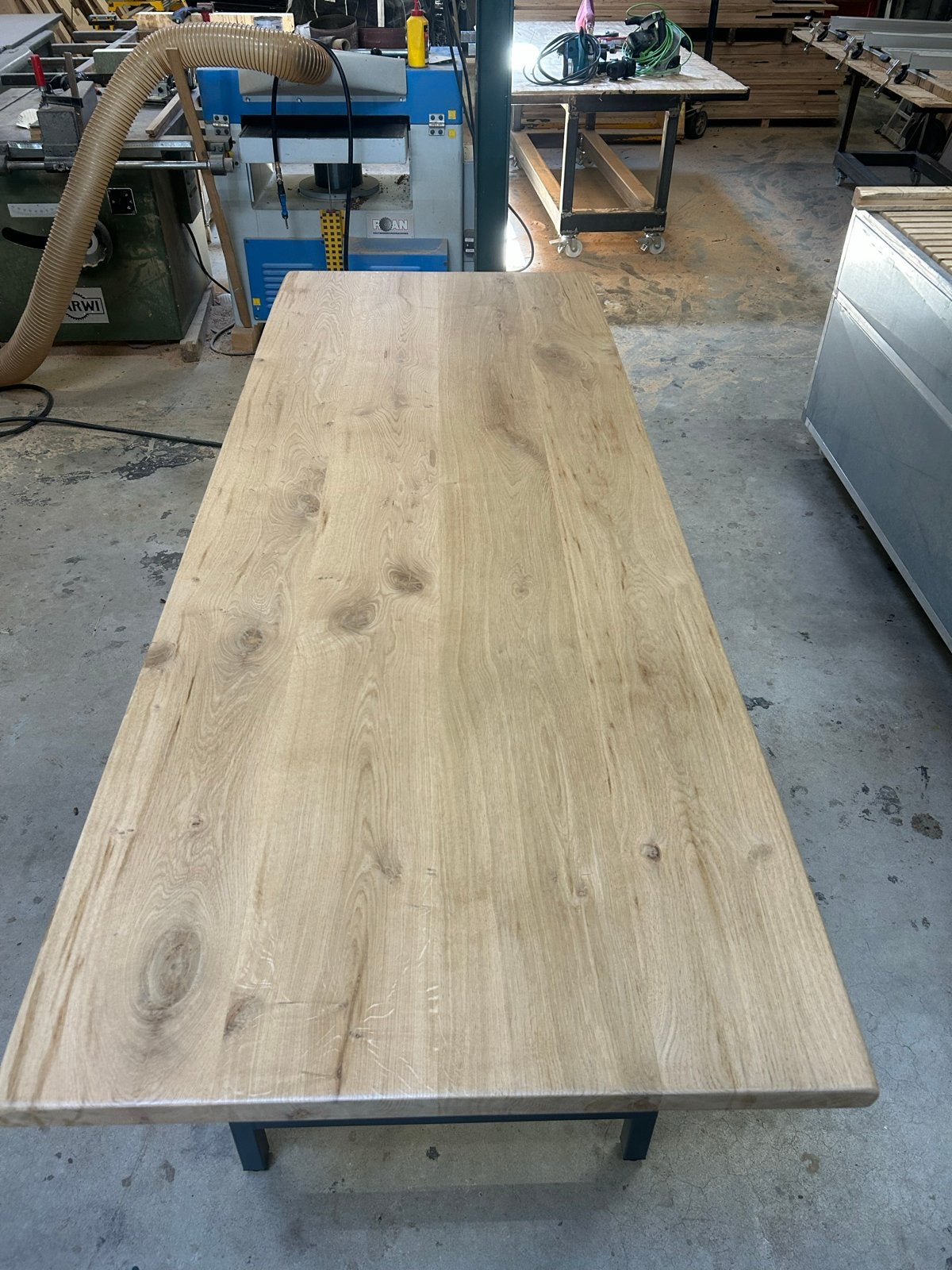 Eikenhouten bartafel met antraciet metalen onderstel, Mvt, Eikenhout, Nieuw, Vijf personen of meer