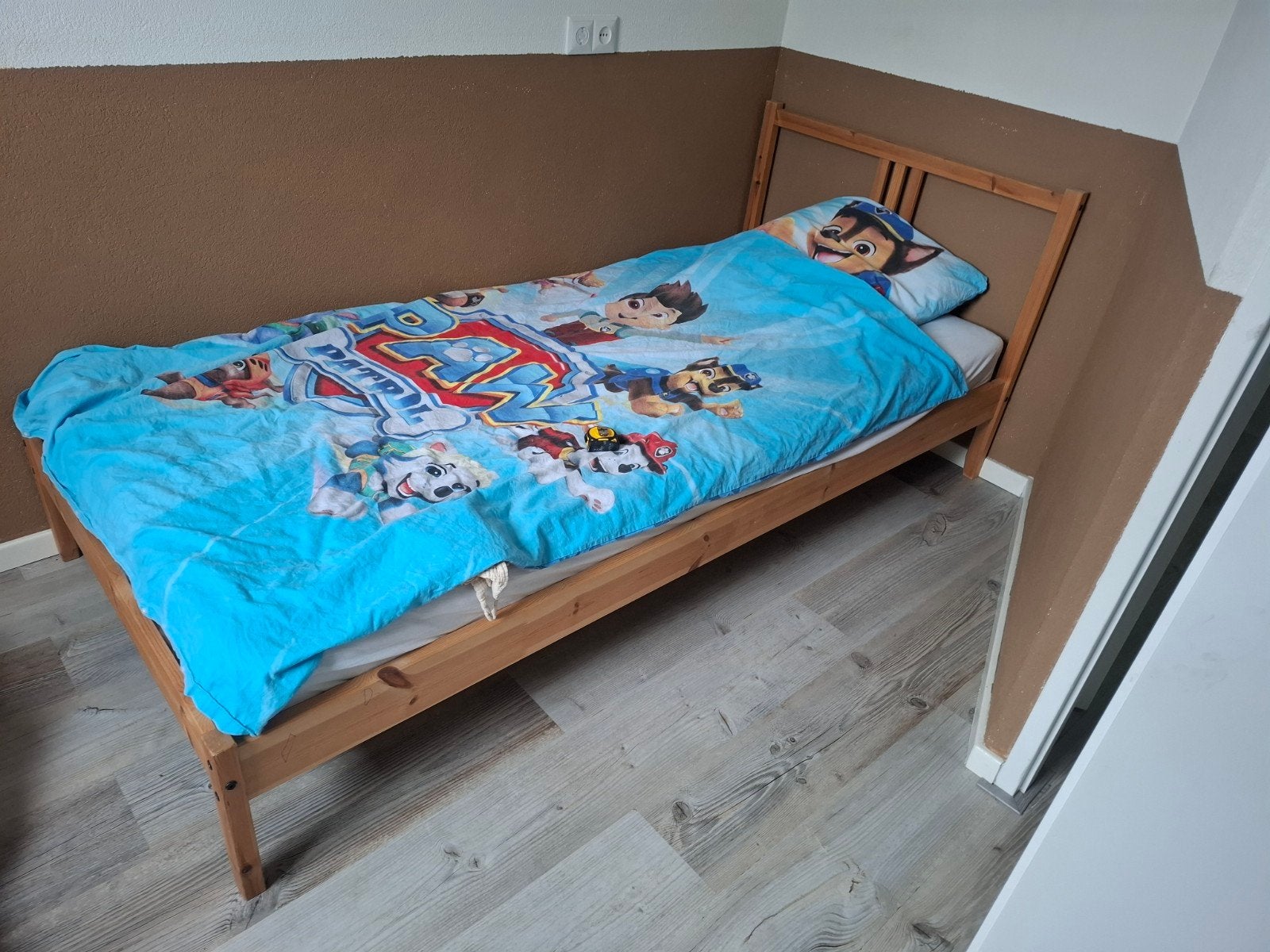 Eenpersoonsbed van hout met lattenbodem, Ophalen, Gebruikt, 90 cm, Eenpersoons