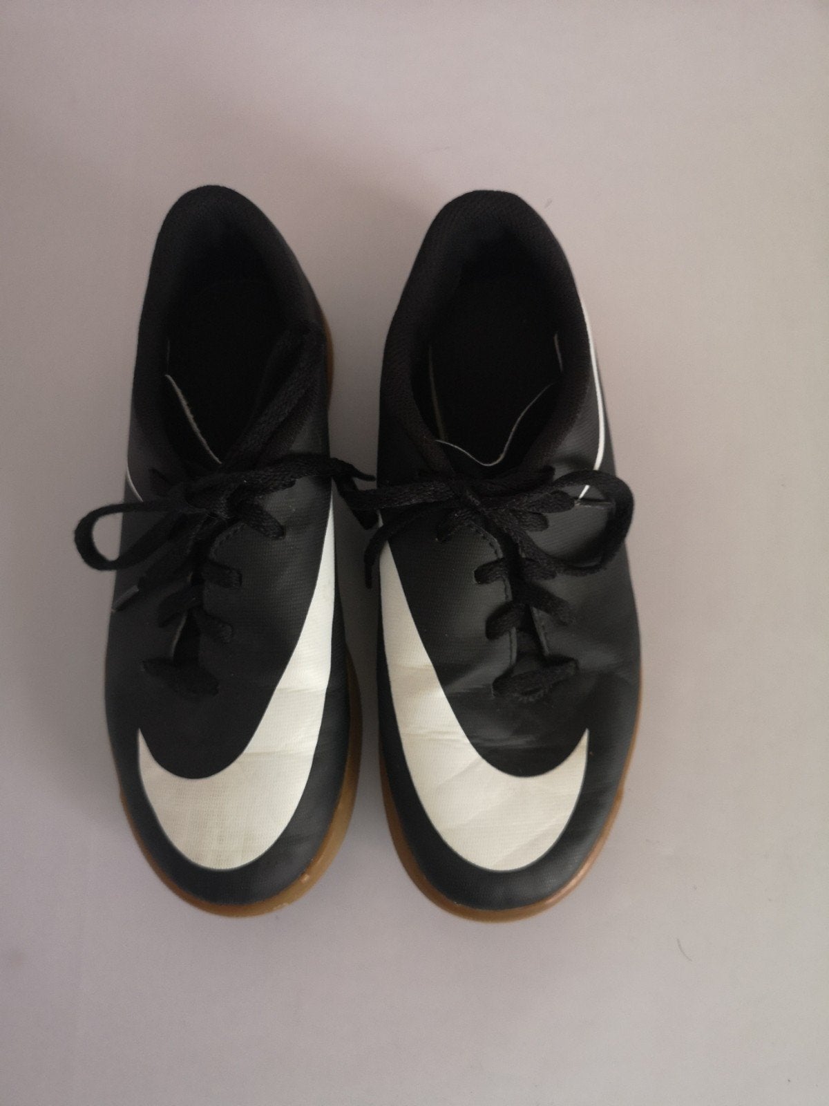 Zaalschoenen Nike maat 37,5 zwart wit, Schoentjes, Jongetje of Meisje, Ophalen of Verzenden, Zo goed als nieuw