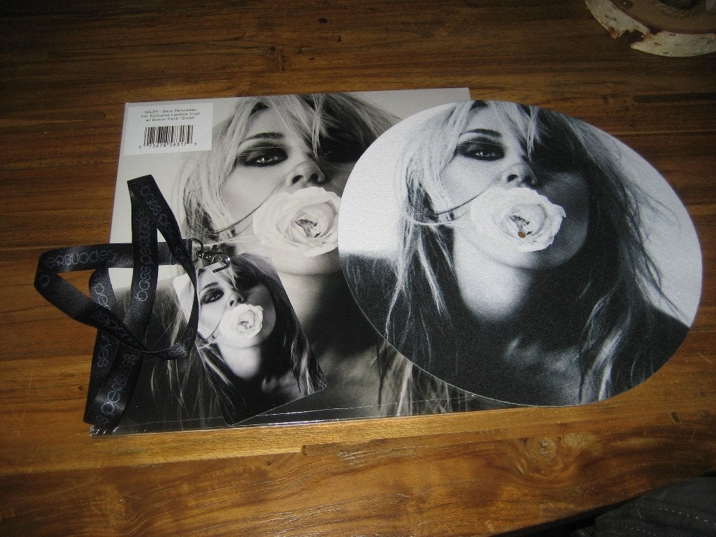 Miley Cyrus (Bass Presuades) Lipstick Red + Slipmat+ Lanyard, Cd's en Dvd's, LP, Speciale editie, 12 inch, Nieuw in verpakking