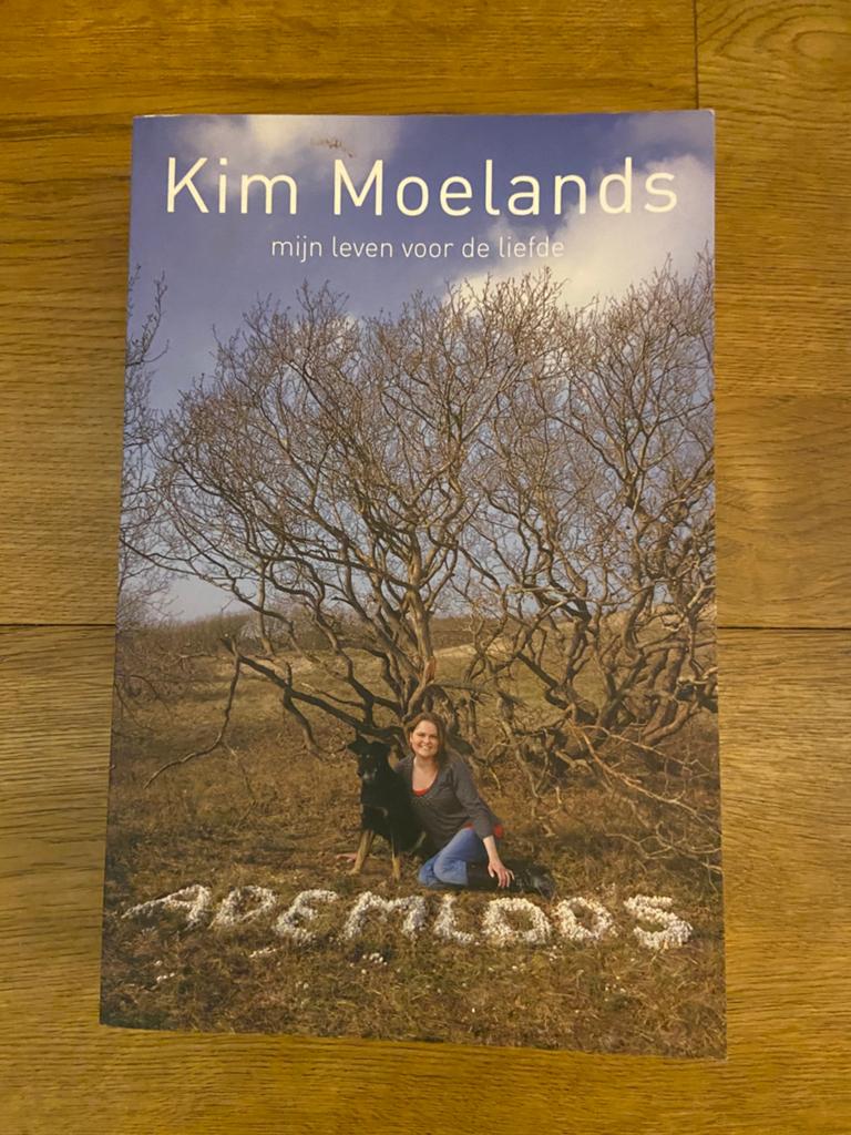 Boek Ademloos, Kim Moelands, Boeken, Ophalen of Verzenden, Zo goed als nieuw, Overige