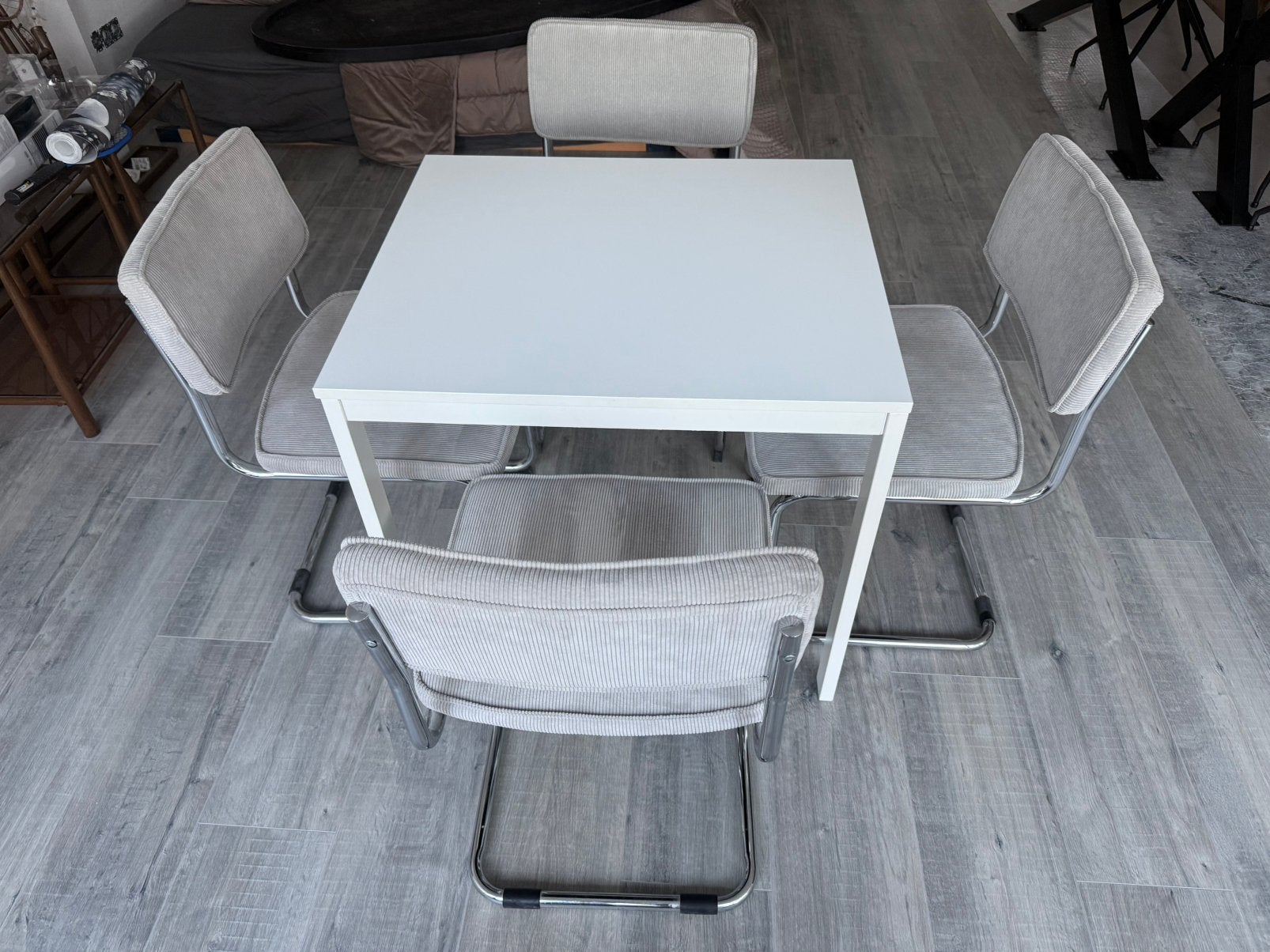 Uitschuifbare witte tafel met 4 moderne stoelen *zgan*, Huis en Inrichting, Tafels | Eettafels, Zo goed als nieuw, Vier personen