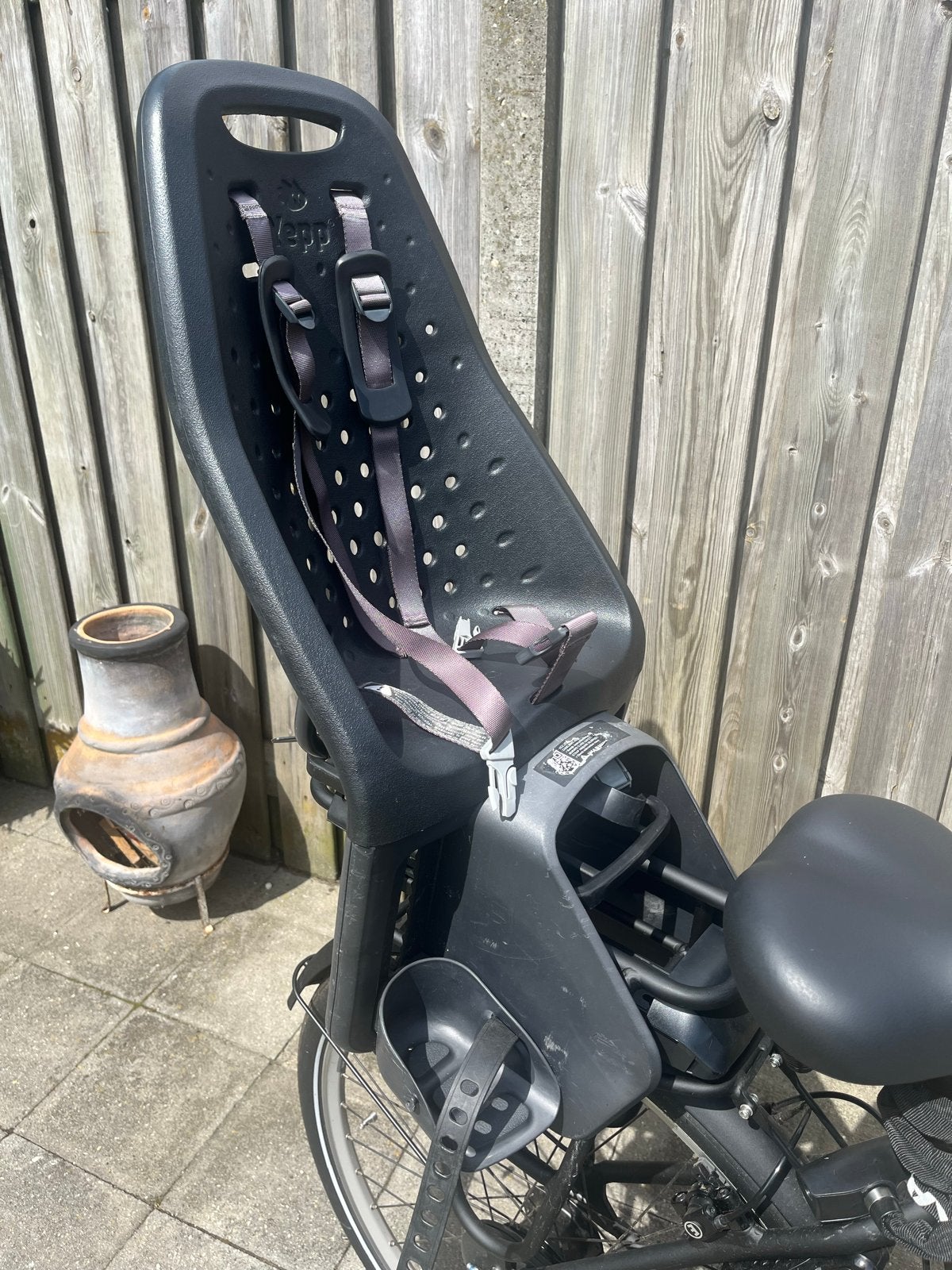Yepp Achterzitje Fiets - Zwart, Compleet met Voetsteuntjes, Fietsen en Brommers, Ophalen, Achterzitje, 9 t/m 36 kg, Gebruikt