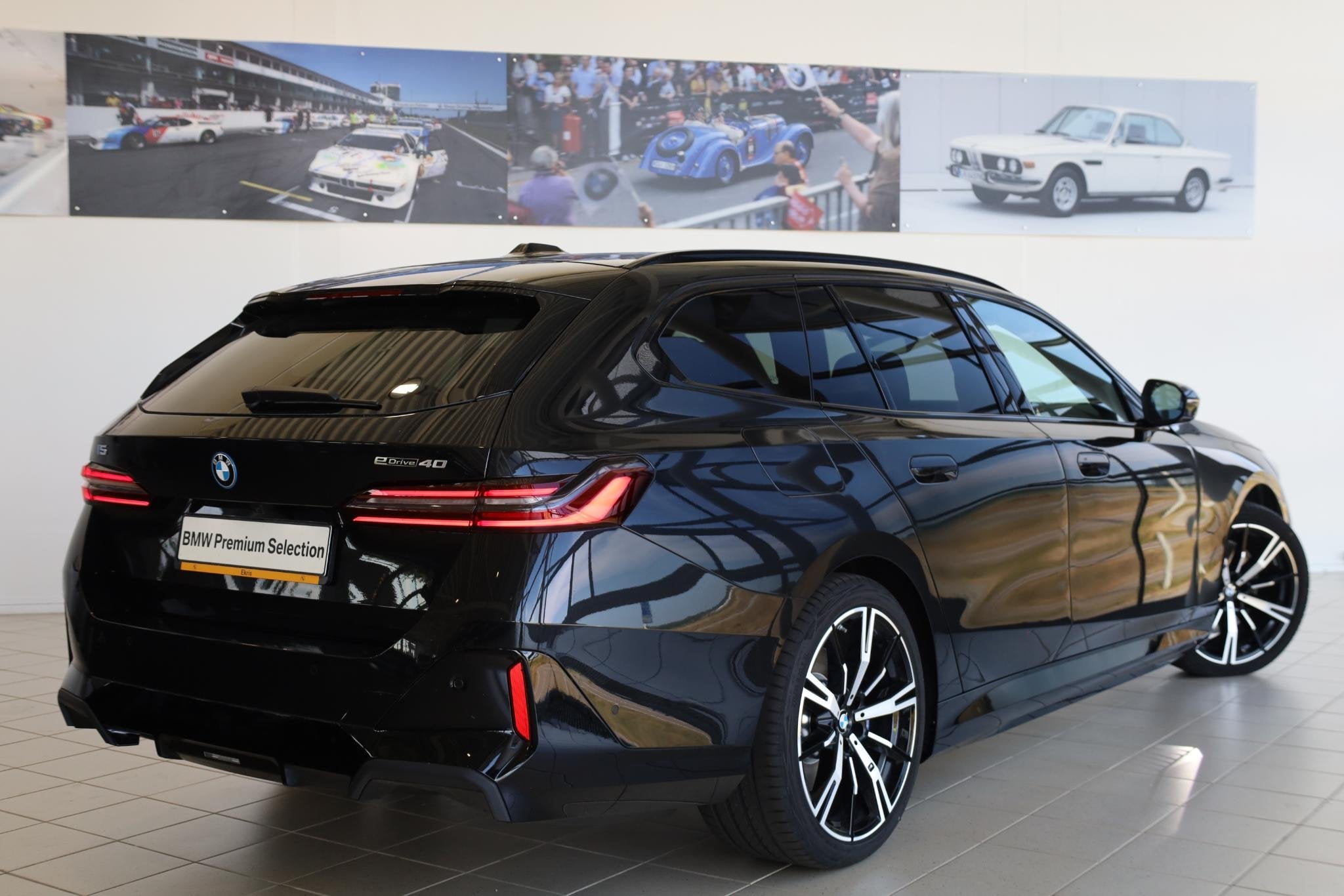 BMW i5 Touring eDrive40 | M Sport Pro | Panoramadak | Drivin, Auto's, Automaat, 510 min, Zwart, Met garantie (alle)