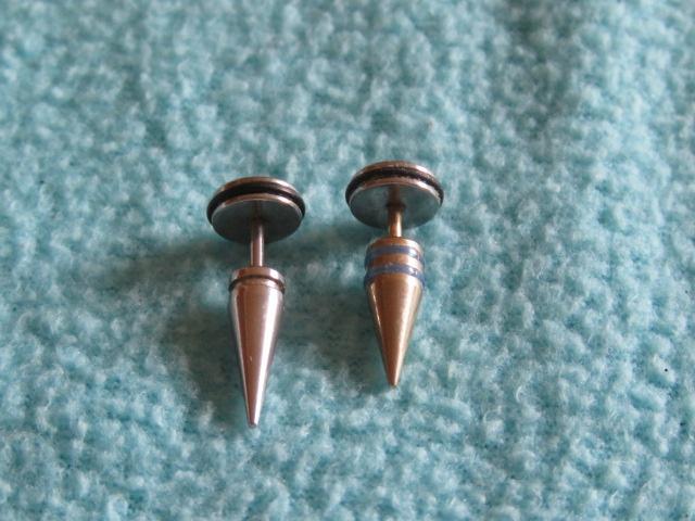 2 verschillende studs spikes fake stretchers 1,5 cm lang, Sieraden, Tassen en Uiterlijk, Oorbellen, Overige materialen, Ophalen of Verzenden