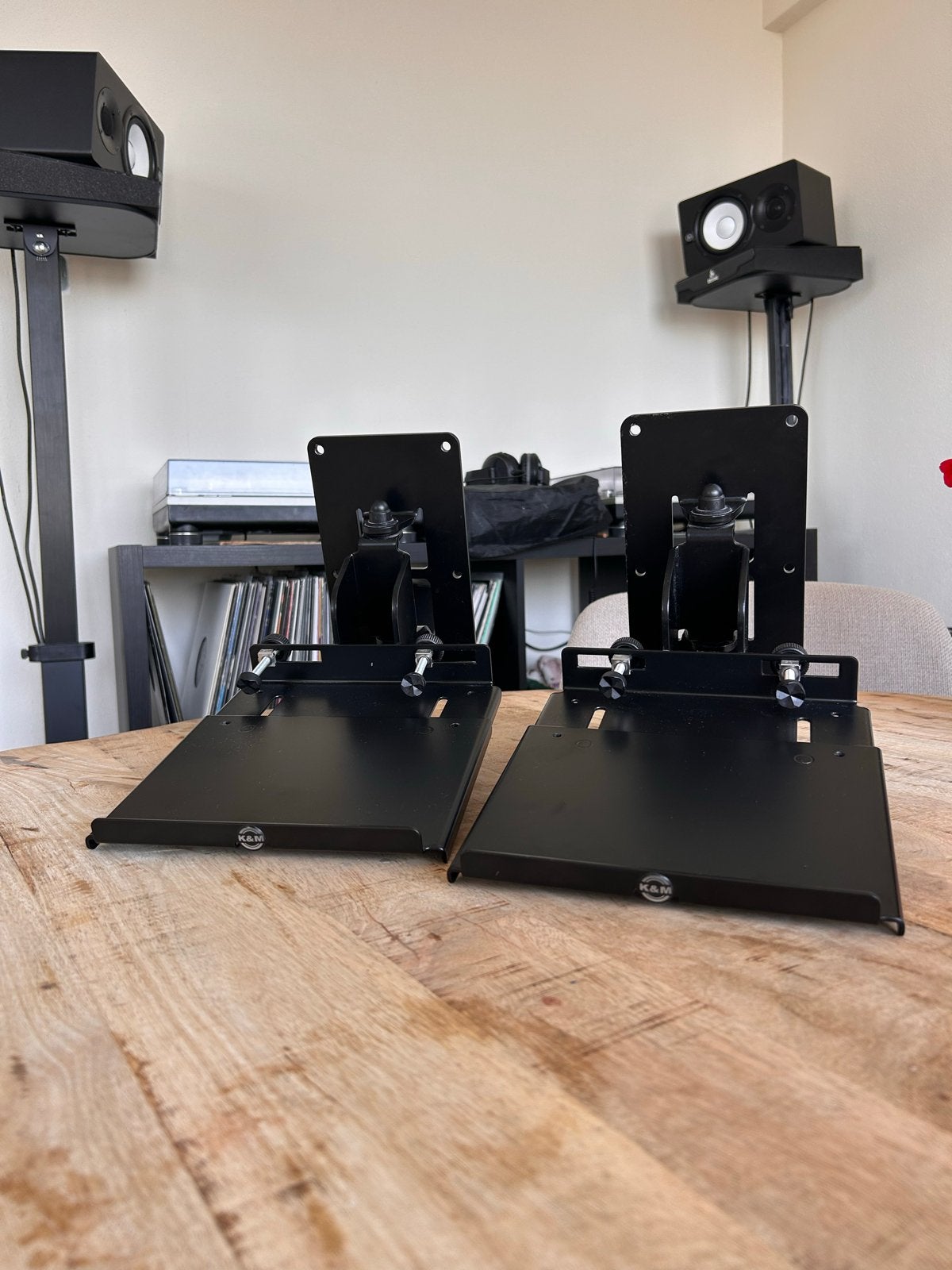 K&M Speaker Muurbeugels - Set van 2, Inclusief muurbeugels, Zo goed als nieuw, Minder dan 60 watt, Boekenplank luidspreker