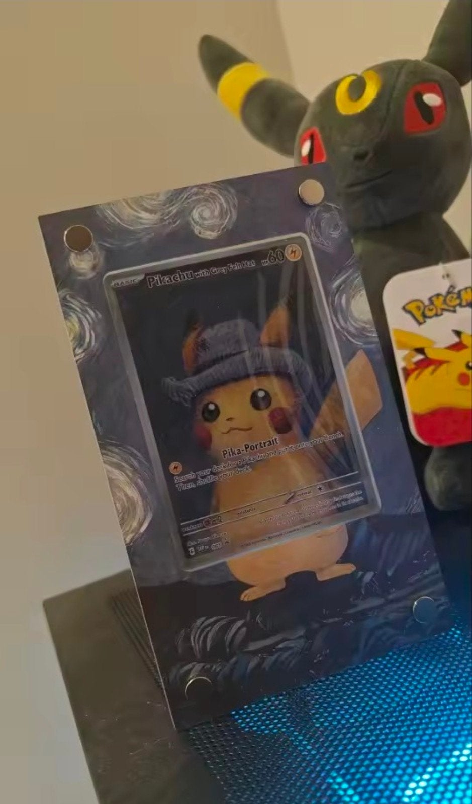 Pikachu met Grijs Vilt Hoedje Pika-Portret Kaart Display, Hobby en Vrije tijd, Ophalen of Verzenden, Nieuw, Losse kaart