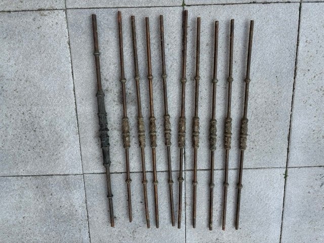 Antieke gietijzeren trapspijlen., Ophalen