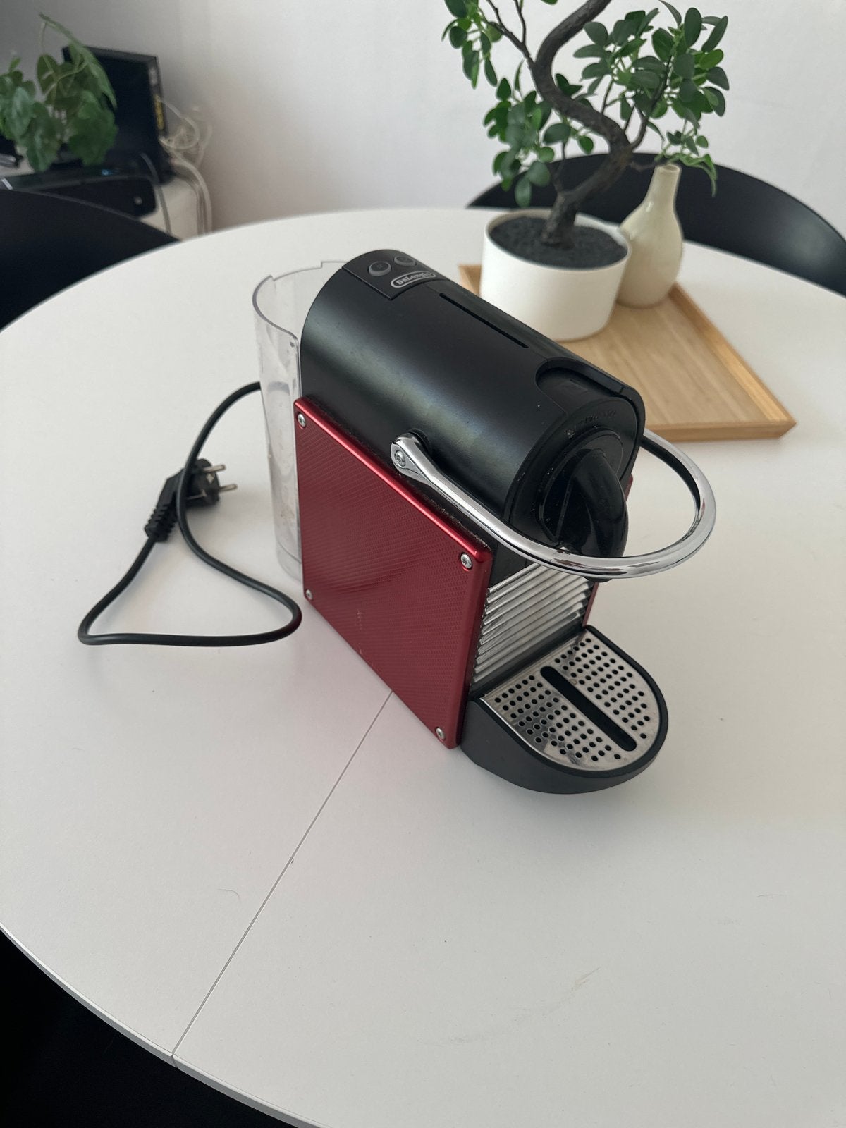DeLonghi Nespresso koffiemachine - Rood/Zwart, Gebruikt, Koffiemachine, Ophalen of Verzenden, 1 kopje