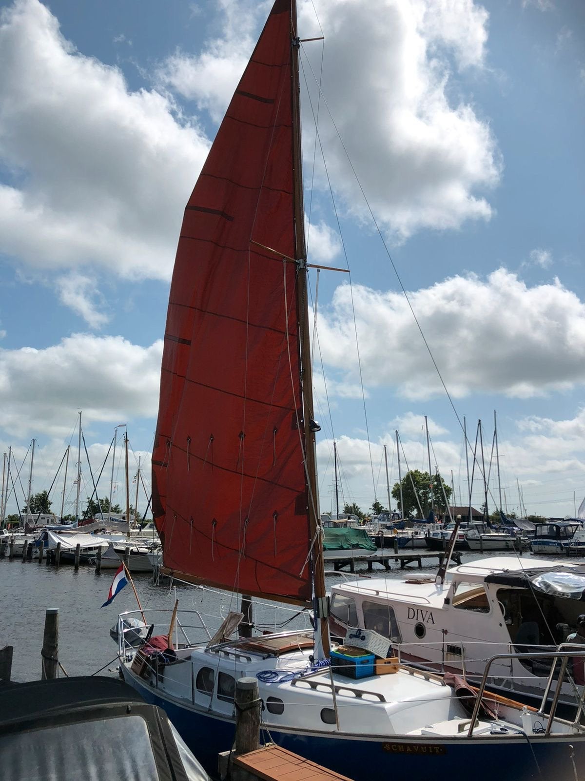 Klassiek zeiljacht met roodbruine zeilen, Ophalen, 6 meter of meer, Gebruikt, Grootzeil