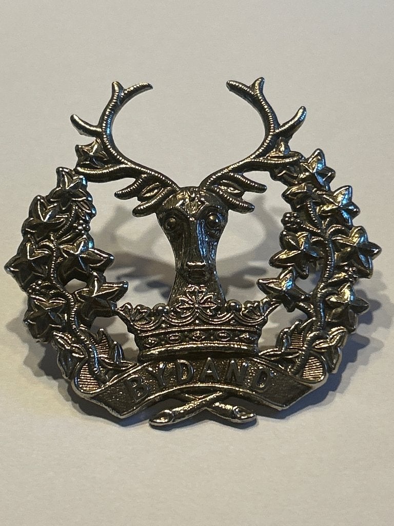 Originele WW1 Gordon Highlanders Cap Badge - Spreuk BYDAND, Verzamelen, Verzenden, Landmacht, Engeland, Embleem of Badge