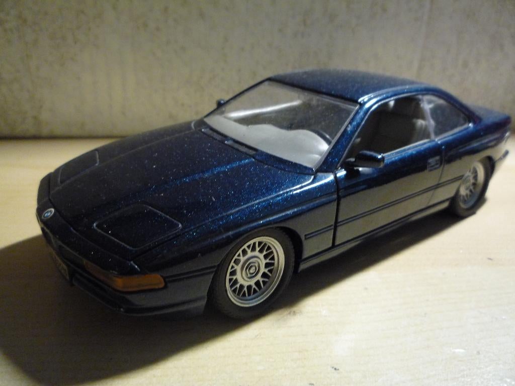 BMW 850i donkergroen/blauw metallic Welly 1:24, Hobby en Vrije tijd, Modelauto's | 1:24, Ophalen of Verzenden, Zo goed als nieuw