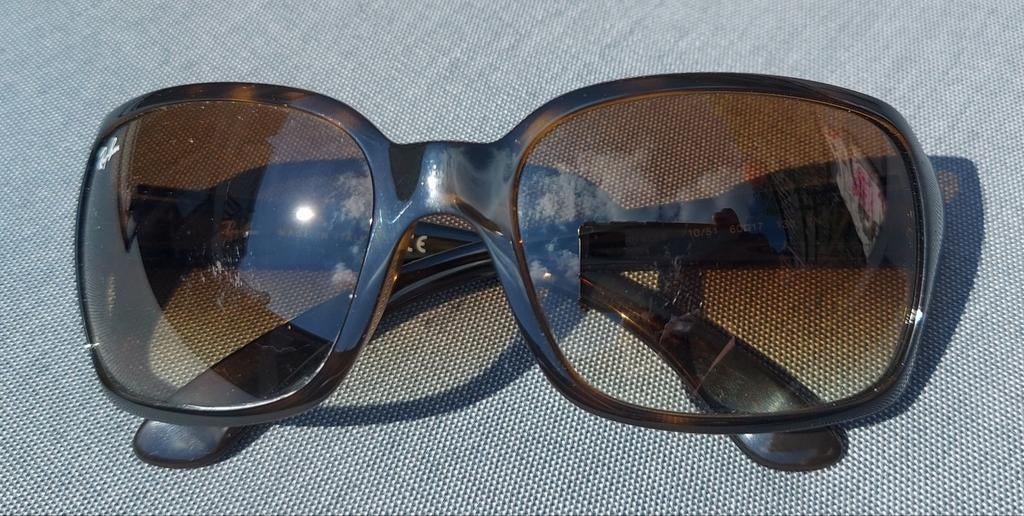 Ray-Ban zonnebril met gebruikssporen op de glazen, Gebruikt, Zonnebril, Bruin, Ophalen of Verzenden