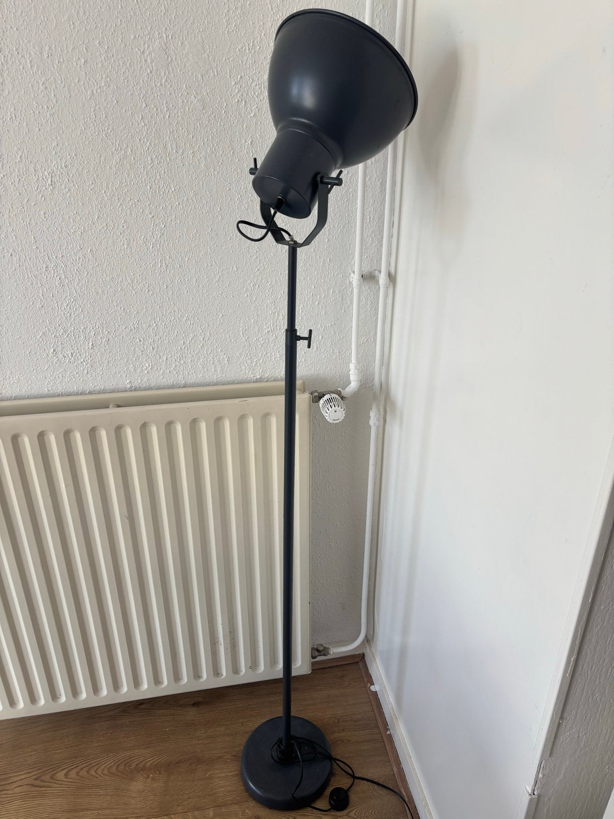 Zwarte staande lamp met verstelbare kop, Ophalen, Gebruikt, E27 (groot), Metaal