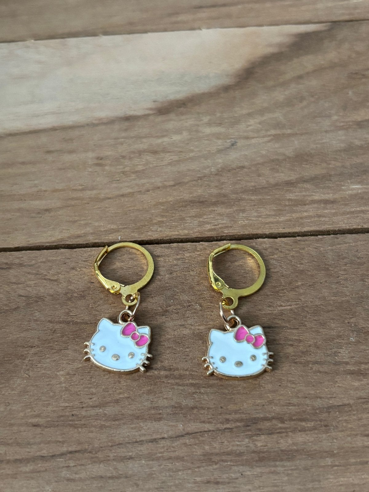 Nieuwe Goudkleurige Hello Kitty Oorbellen, Overige materialen, Hangers, Verzenden, Nieuw
