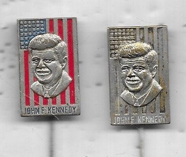 2 JOHN F KENNEDY PRESIDENT AMERIKA SPELDEN UIT 1 SERIE, Verzamelen, Ophalen of Verzenden, Gebruikt, Overige onderwerpen, Speldje of Pin