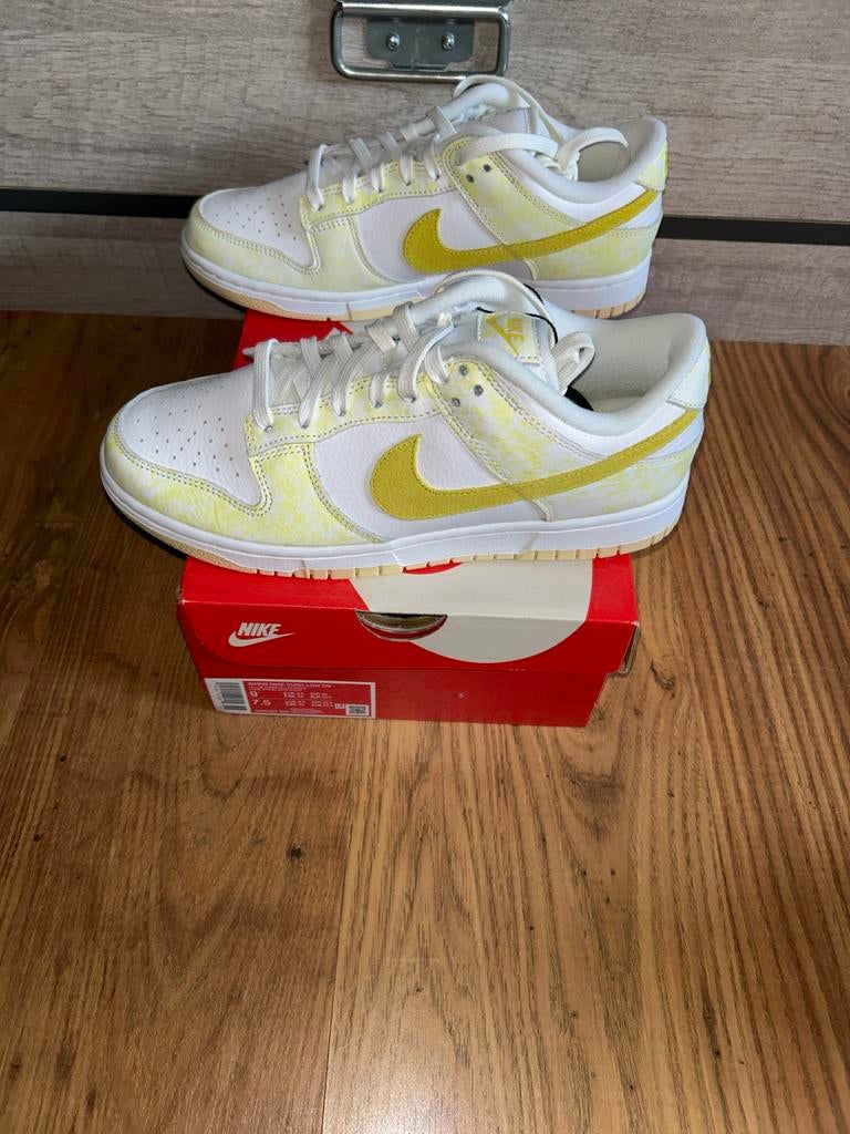 Nike Dunk Low Yellow Strike maat 40,5, Kleding | Dames, Schoenen, Ophalen of Verzenden, Nieuw, Wit, Sneakers of Gympen
