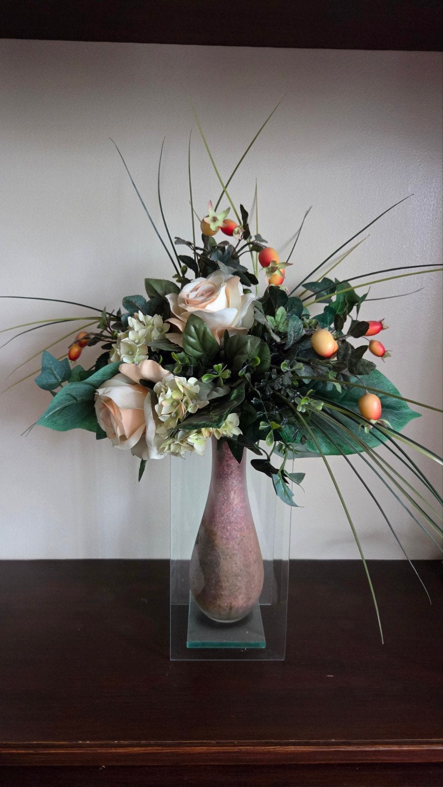 Glazen vaas met creme boeket - Roos, Hortensia, Rozenbottel, Ophalen