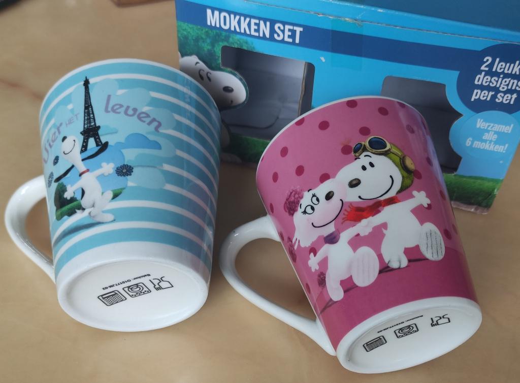 2 snoopy mokken in doos met Eiffeltoren PEANUTS film 2015, Ophalen of Verzenden, Snoopy, Nieuw, Gebruiksvoorwerp