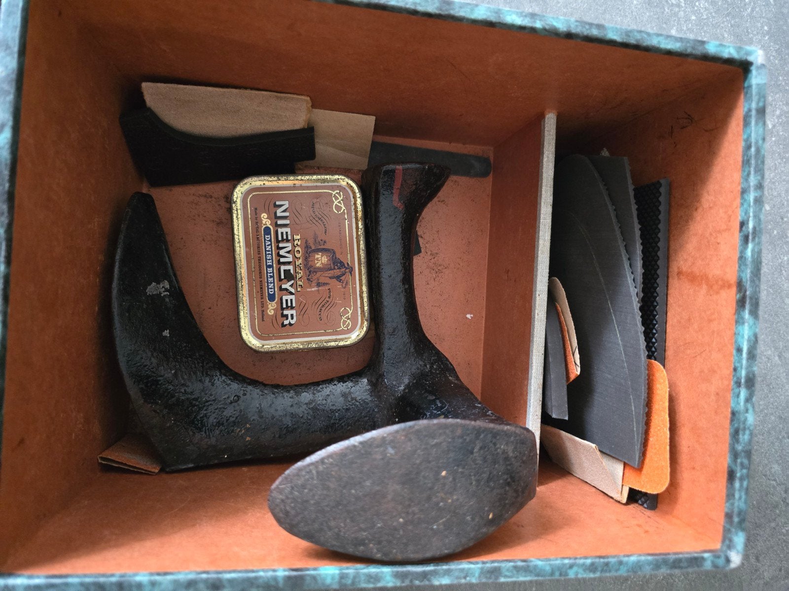 Vintage schoenmakersset met leest en gereedschap, Ophalen