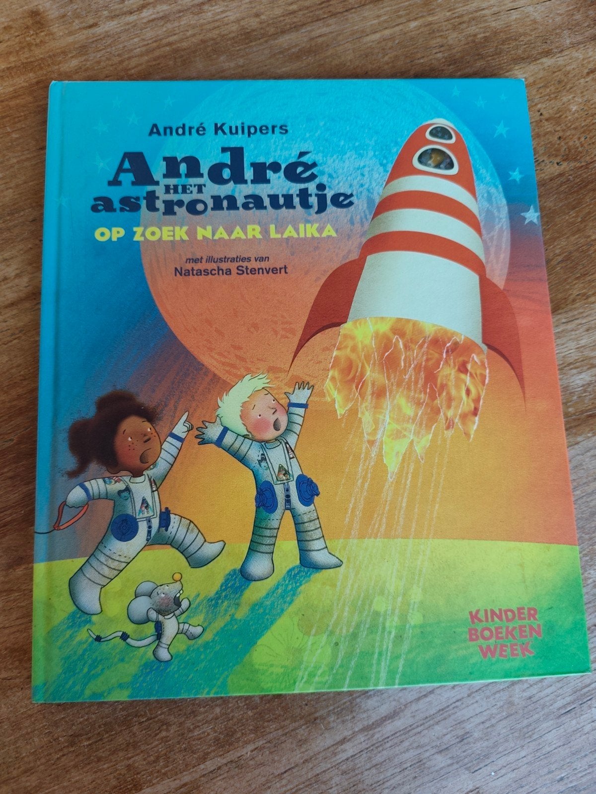 André het astronautje op zoek naar Laika - Kinderboek, Ophalen of Verzenden, Zo goed als nieuw, André Kuipers, Fictie algemeen