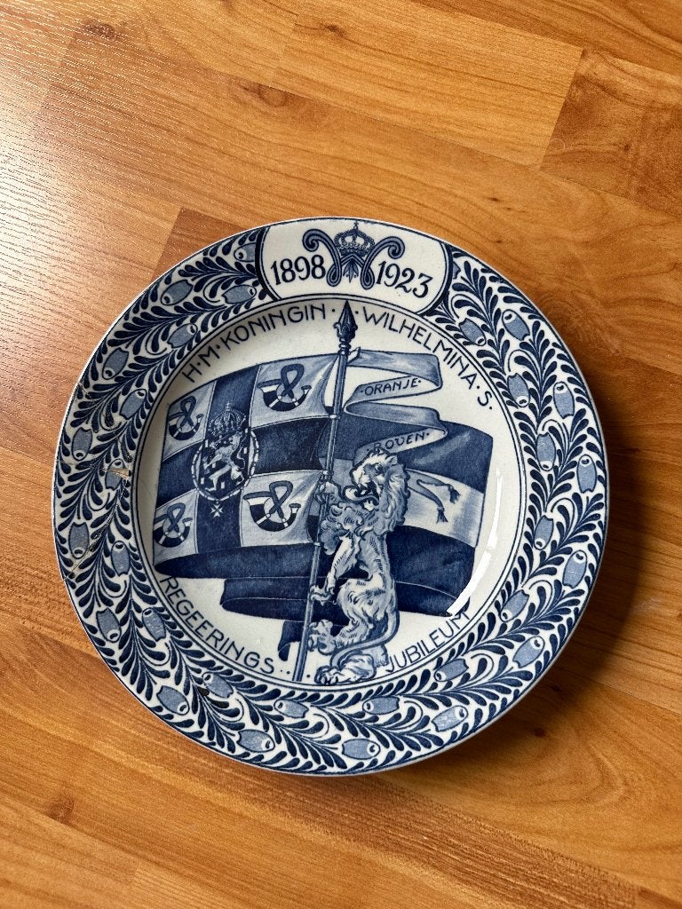 Bord Koningin Wilhelmina - Petrus, Ophalen of Verzenden, Gebruikt, Nederland, Servies