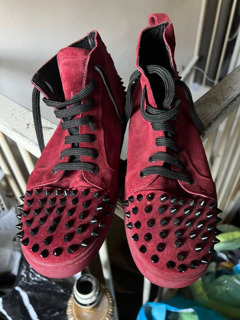 MY BRAND ZGAN Rode suède sneakers met studs - Maat 43, Zwart, Ophalen of Verzenden, Zo goed als nieuw, Veterschoenen