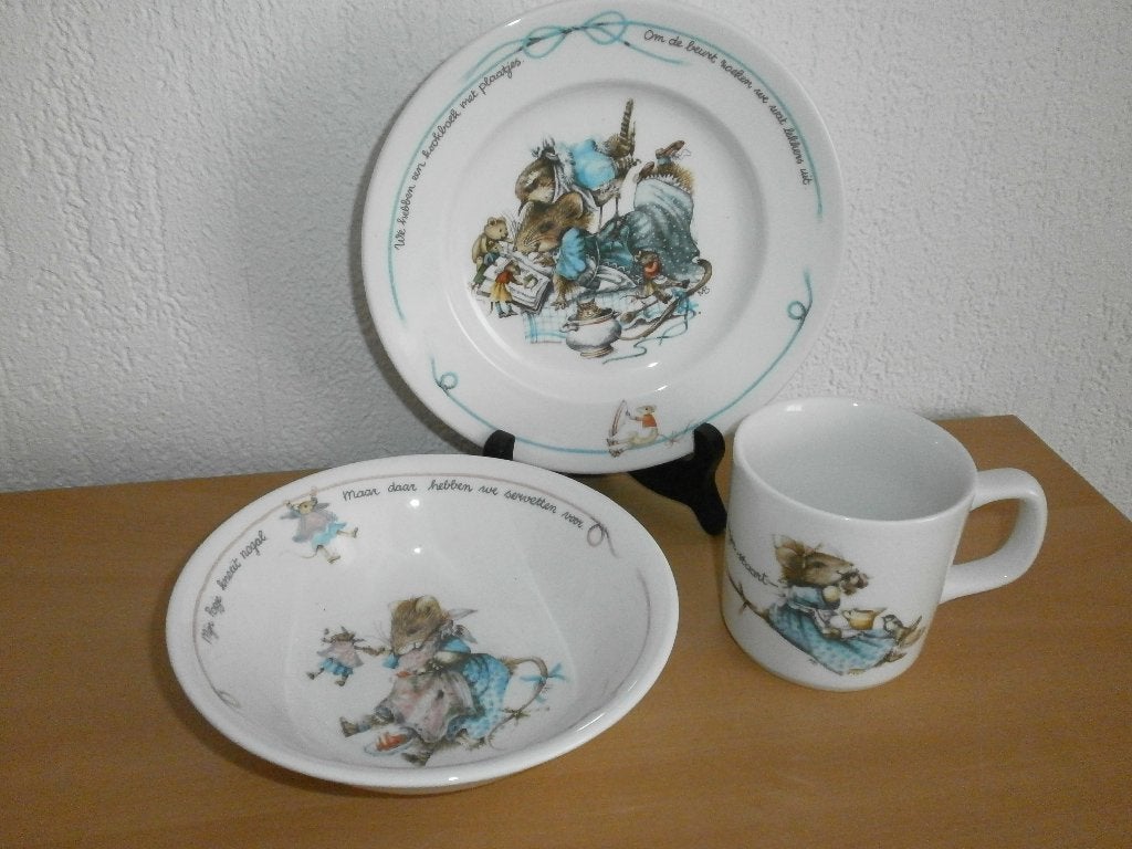 3-delig Kinderservies Wedgwood afbeelding van Vera de Muis, Ophalen of Verzenden, Zo goed als nieuw, Aardewerk, Compleet servies