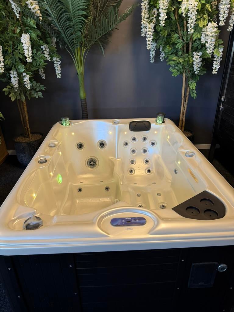 Jacuzzi / spa 3 persoons – Balboa – plug & play 220V, Ophalen, Zo goed als nieuw, Trap, Vast