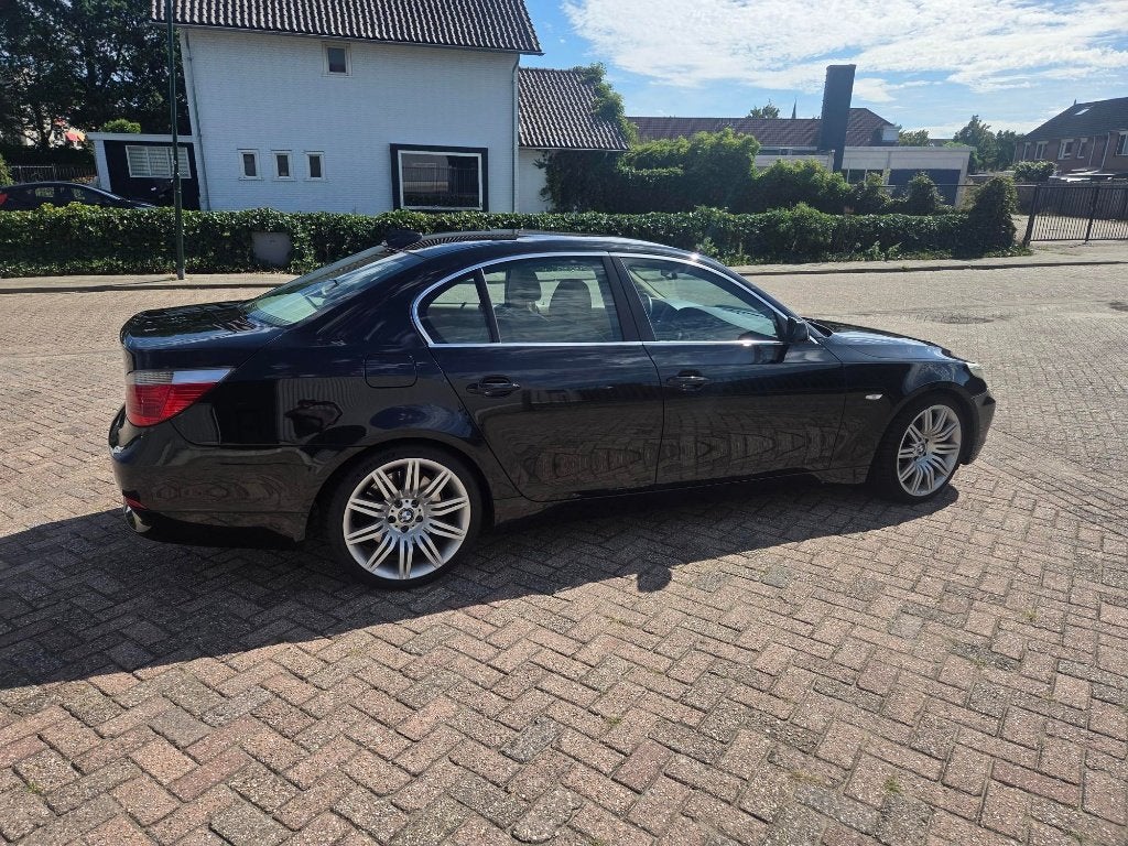 BMW 5-Serie 4.4 I 545 AUT 2006 Zwart, Automaat, Dealer onderhouden, Achterwielaandrijving, 1610 kg