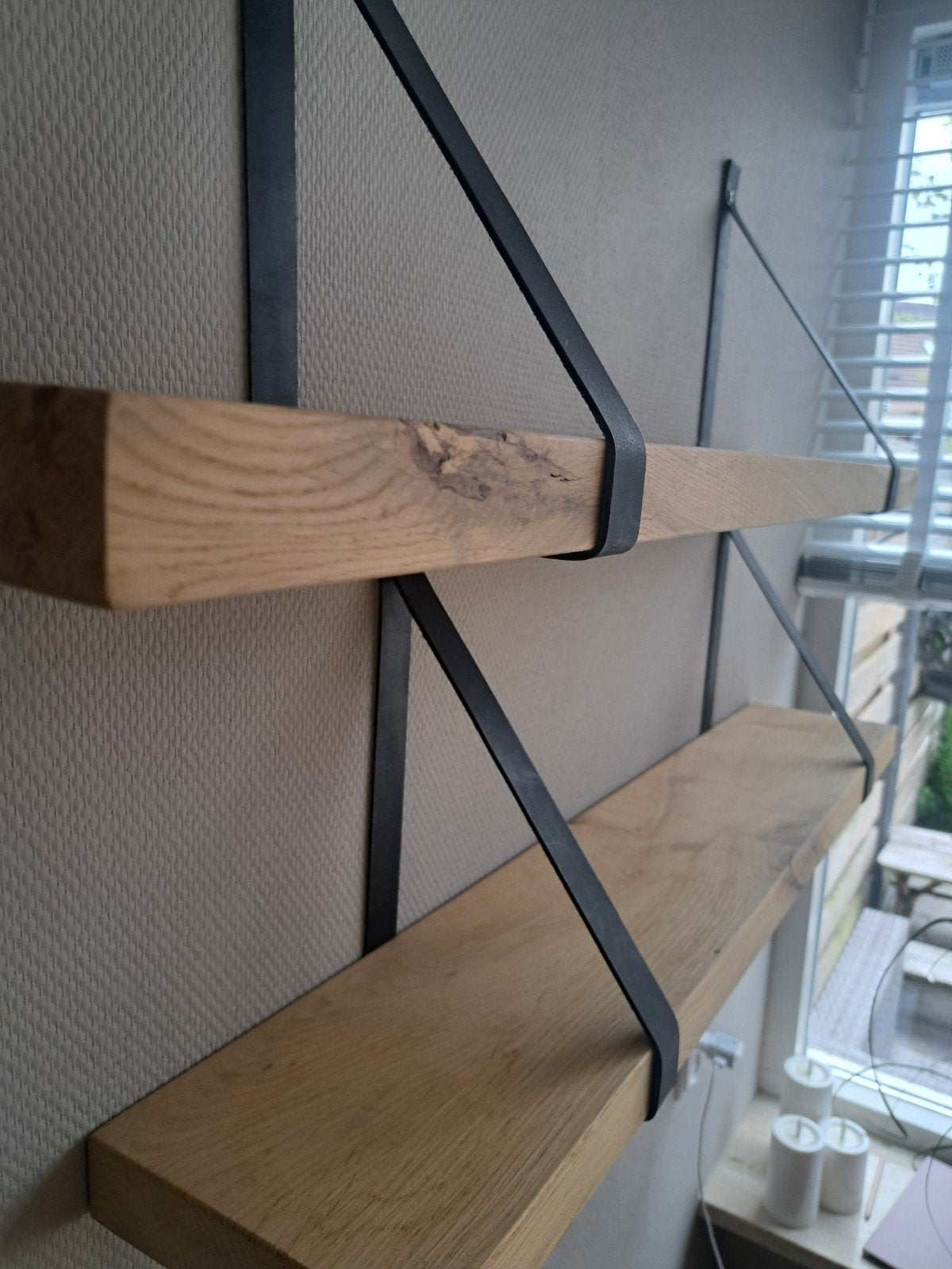 Eikenhouten wandplanken met leren dragers, Ophalen