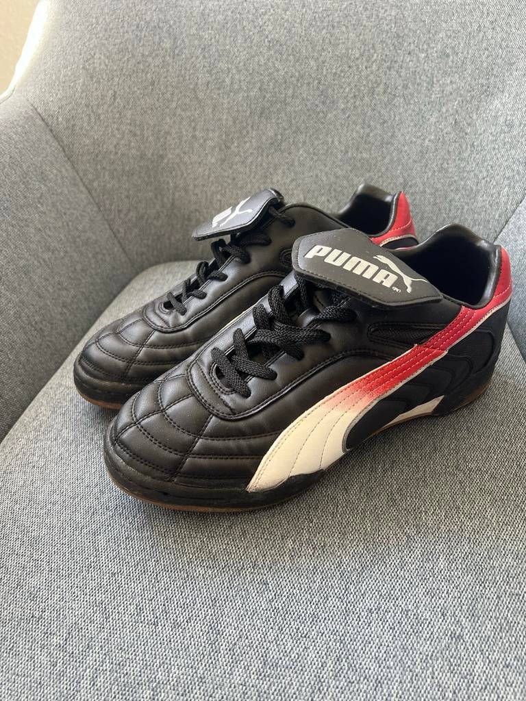 Puma Voetbalschoenen kunstgras / turf - Zwart/Rood maat 45, Gebruikt, Maat XS of kleiner, Schoenen, Ophalen of Verzenden