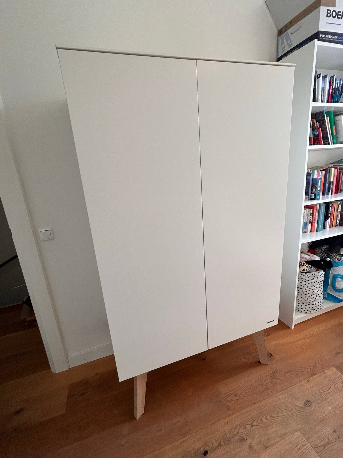 Kidsmill - Kledingkast Wit met Houten Poten, Ophalen, Kast, 105 cm of meer, Zo goed als nieuw