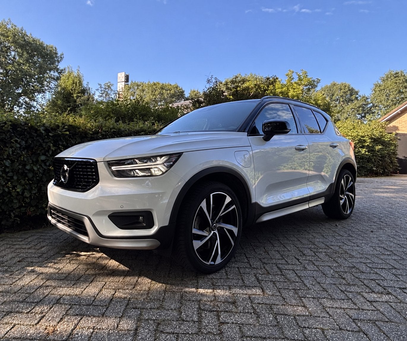 Volvo XC40 T4 Recharge R-Design | 20” | Carplay | Trekkhaak, 1712 kg, Wit, Bedrijf, Hybride Elektrisch/Benzine