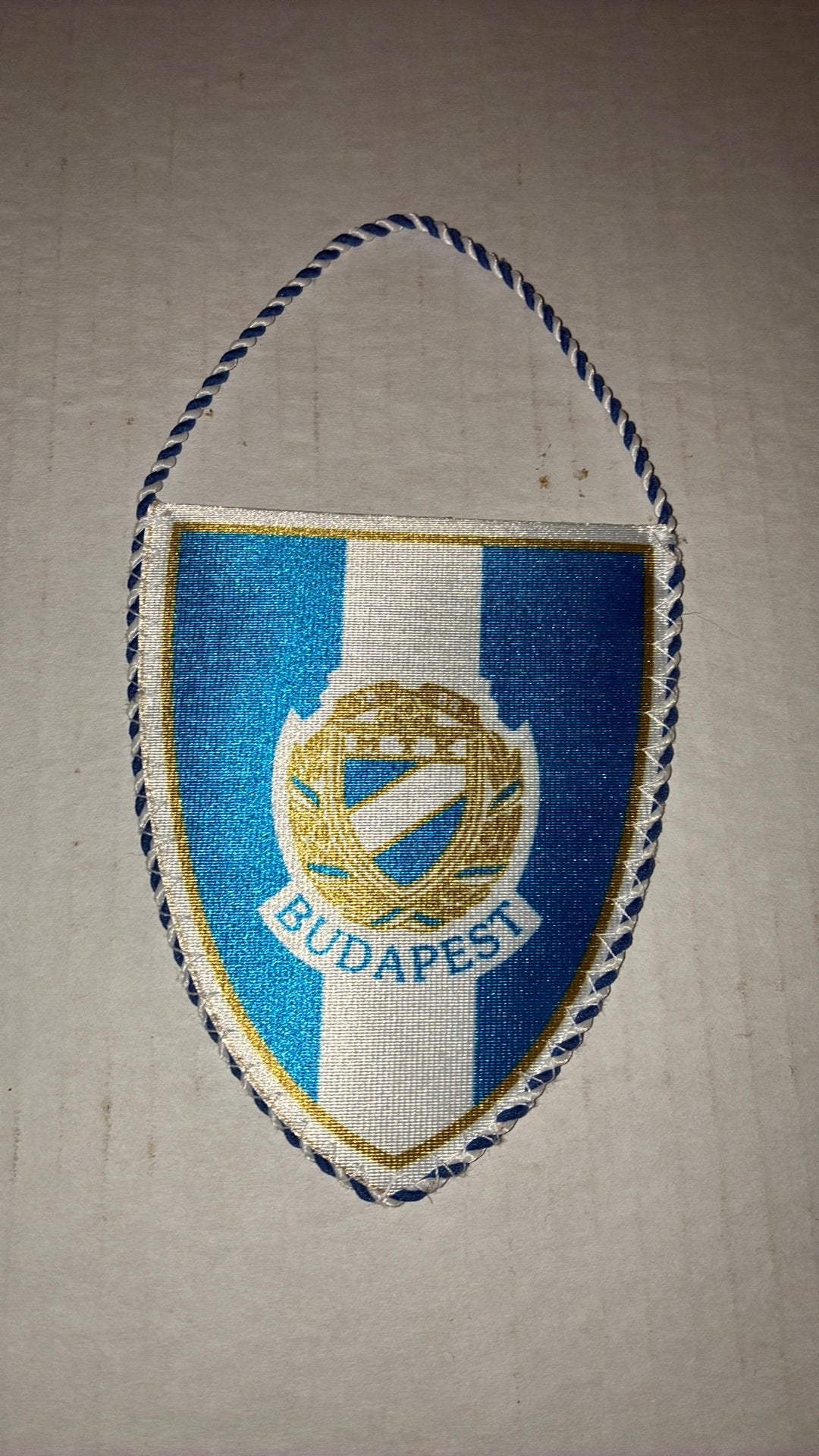 Vaantje mtk boedapesr, Verzamelen, Sportartikelen en Voetbal, Ophalen of Verzenden, Zo goed als nieuw, Buitenlandse clubs, Vaantje of Sjaal