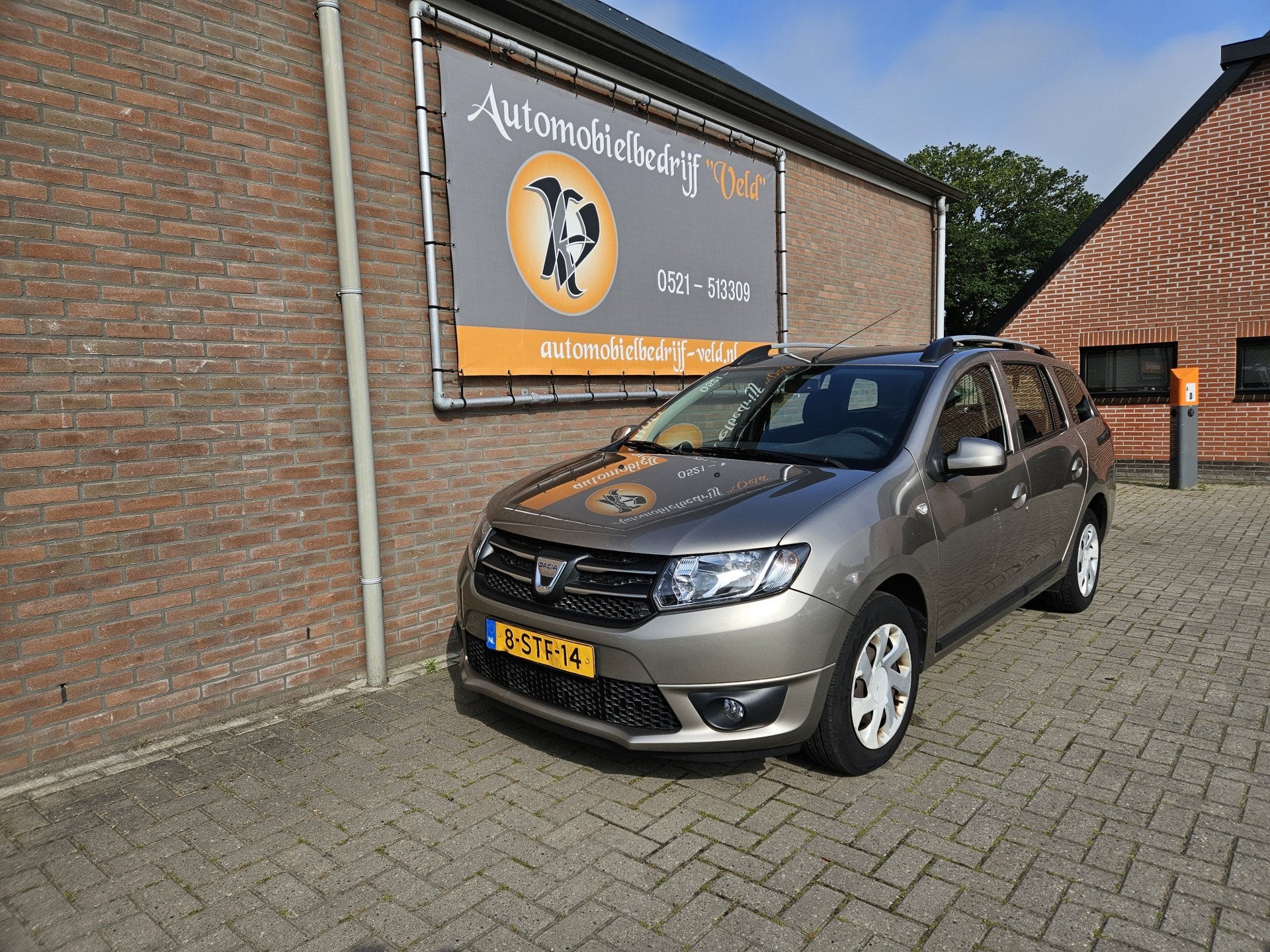 Dacia Logan MCV 0.9 TCe Lauréate (bj 2013), Auto's, Voorwielaandrijving, Stof, Bruin, Origineel Nederlands