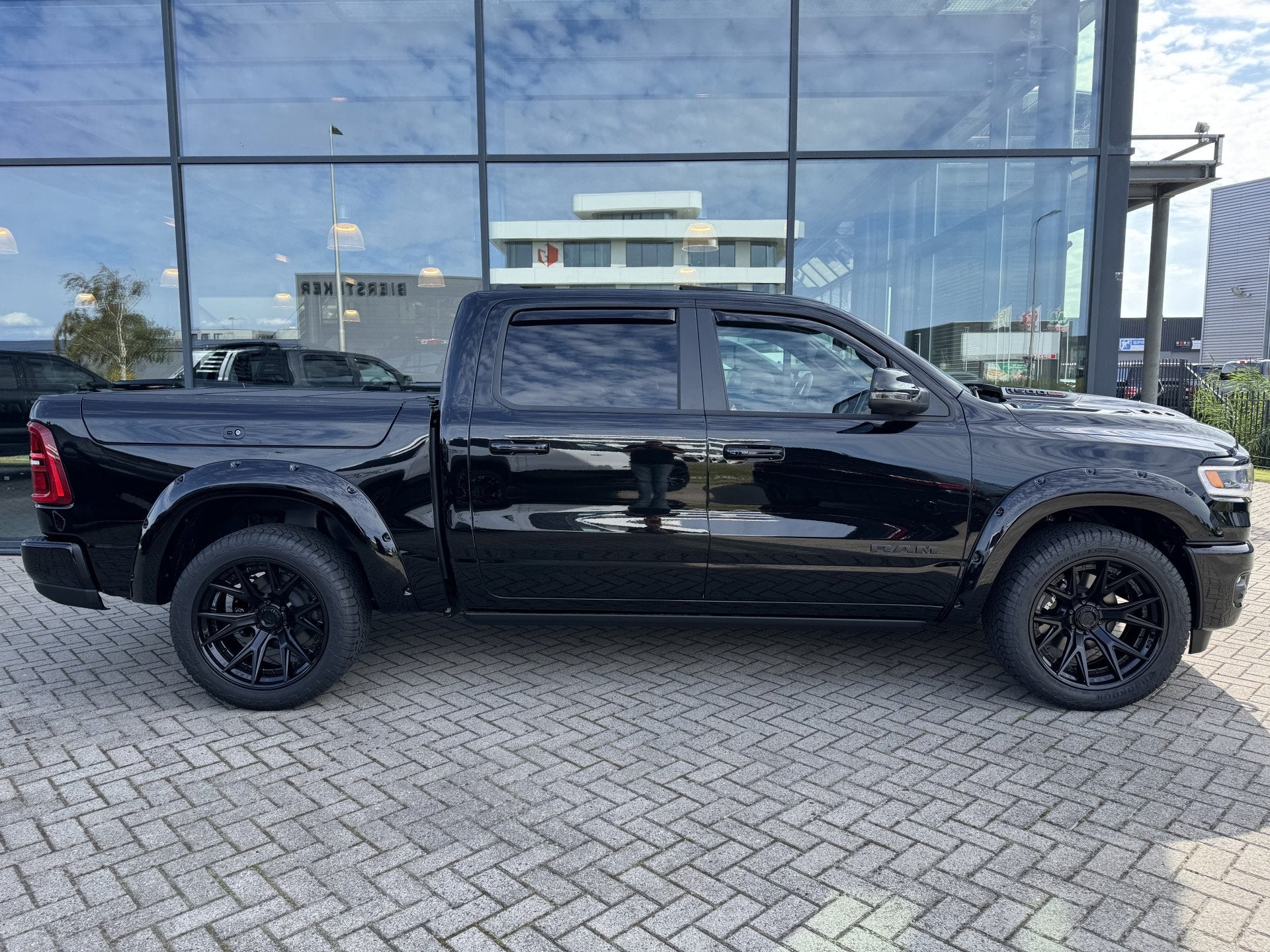 Dodge Ram 1500 Limited XXL | Pano | H&K | 22" | Flares | Pas, Automaat, 3500 kg, Zwart, Zwart