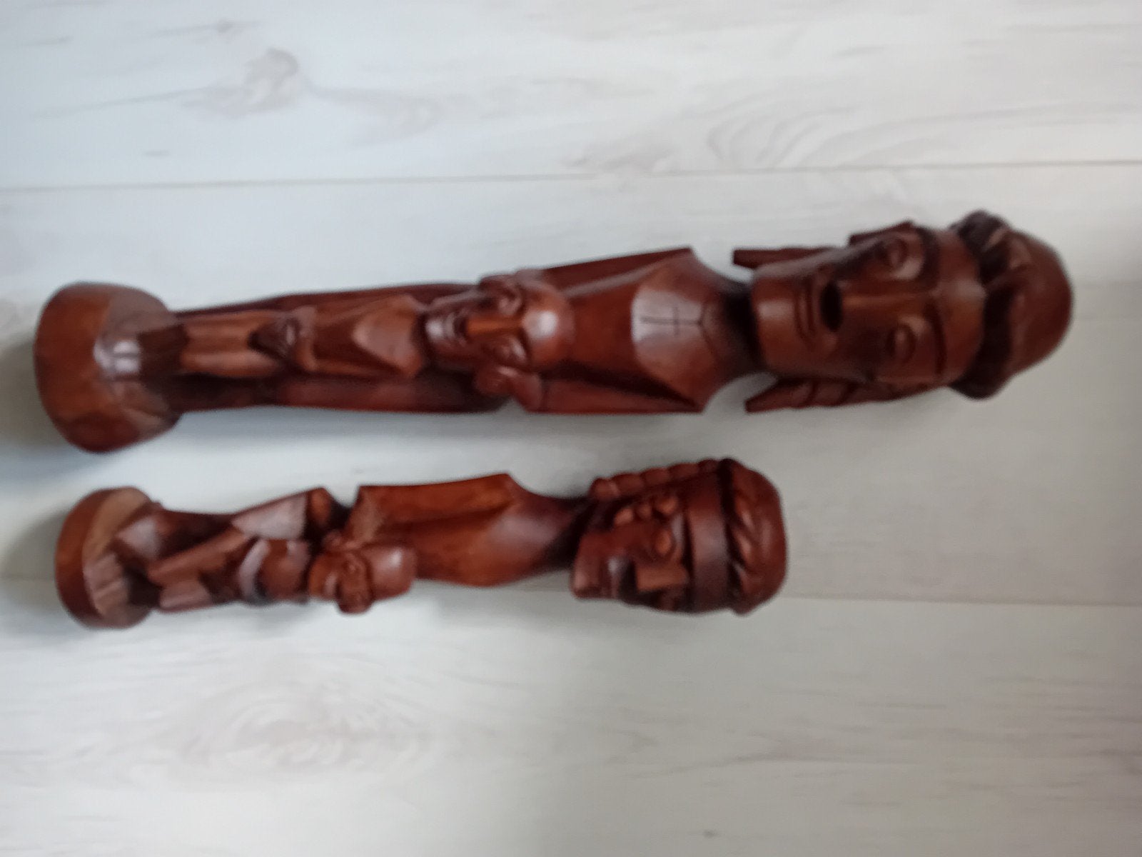 Set van 2 handgesneden houten beelden - Afrikaanse stijl, Antiek en Kunst, Groep mensen, Ophalen of Verzenden, Handgemaakt, 20 - 50 cm