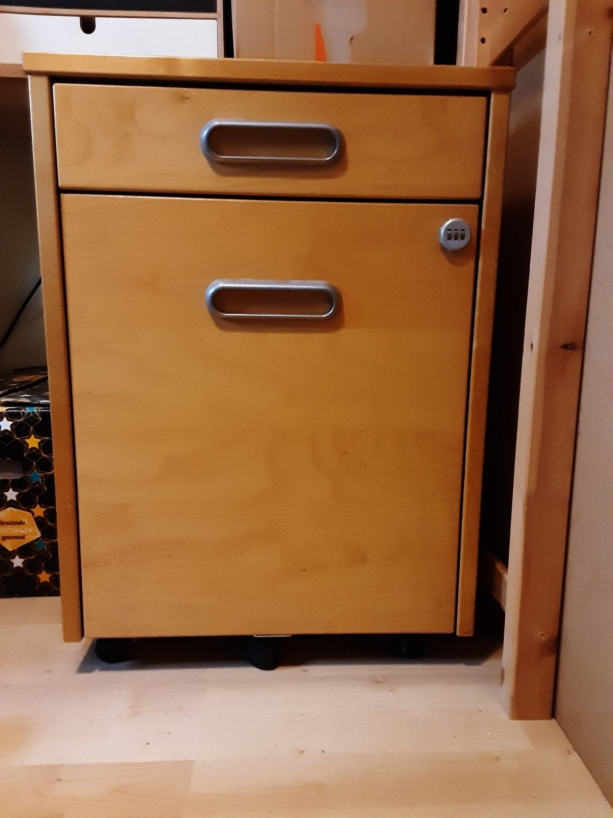 Mooie houten archiefkast op wielen 4 lades, Ophalen, Minder dan 50 cm, Gebruikt, Minder dan 100 cm