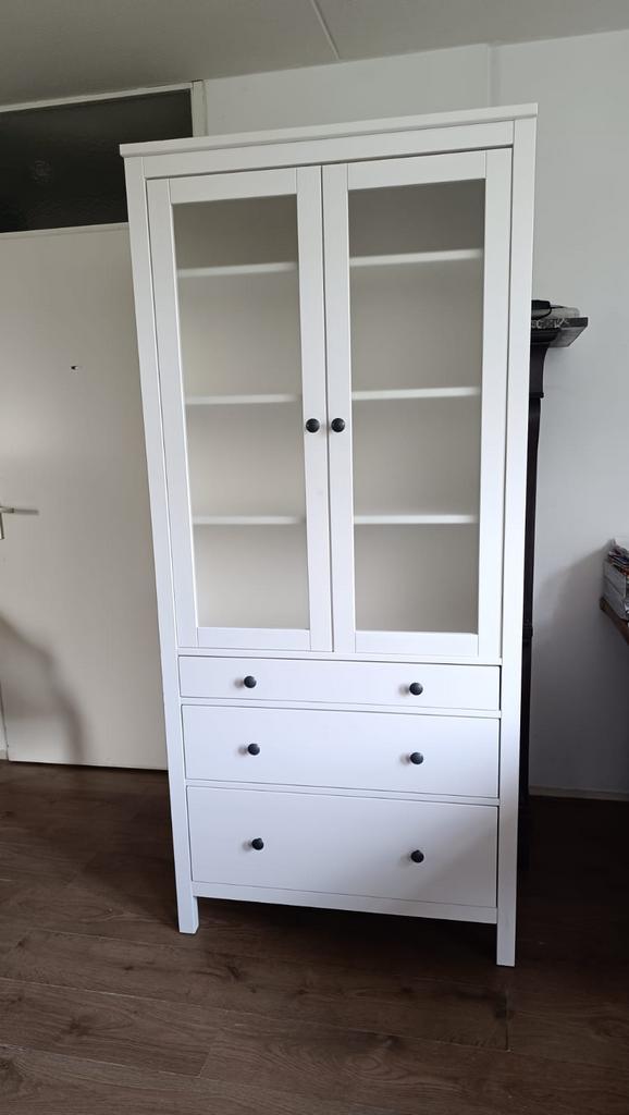 Hemmes vitrinekast ikea, Huis en Inrichting, Kasten | Vitrinekasten, Ophalen, 50 tot 100 cm, Zo goed als nieuw, 150 tot 200 cm