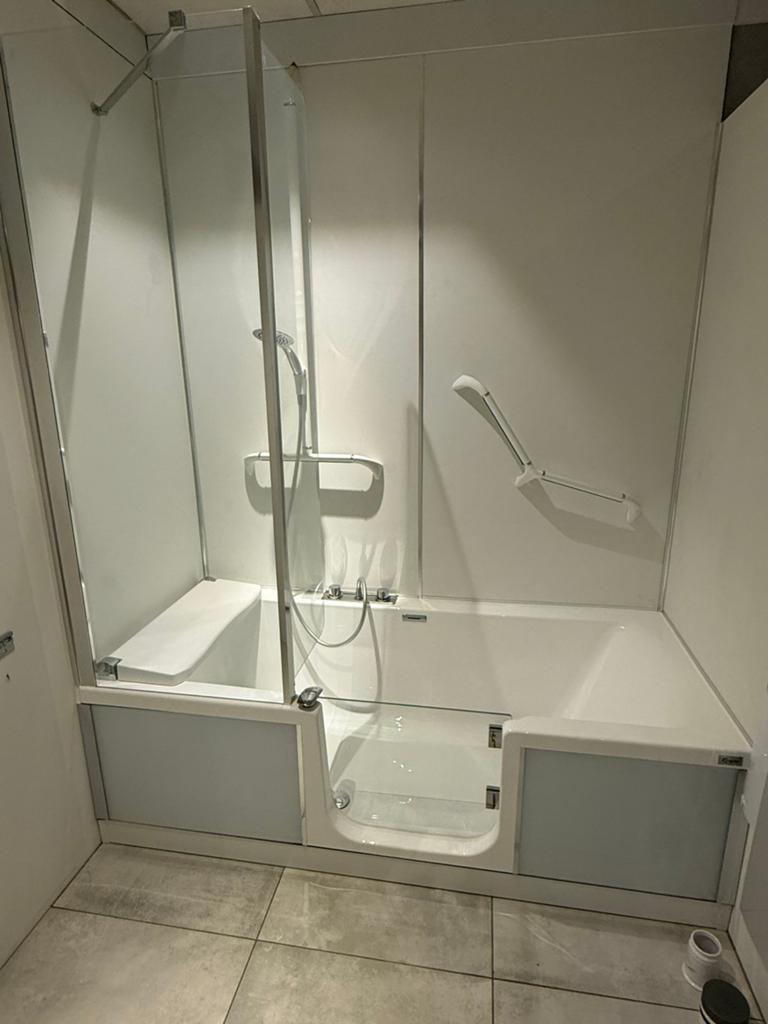 Showroom uitverkoop bad- en douche combinatie, Ophalen, Zo goed als nieuw