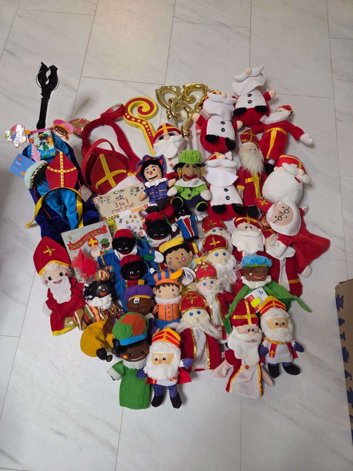 doos vol met Sinterklaas en zwarte pieten knuffels, Ophalen of Verzenden