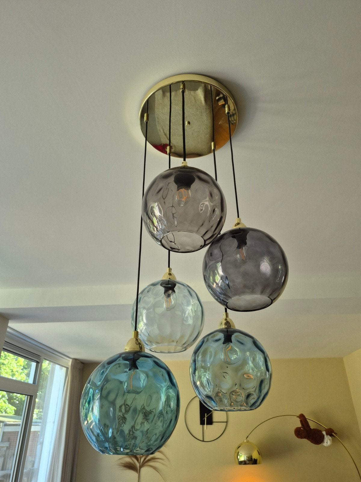 Moderne hanglamp met 5 glazen bollen in diverse kleuren, Huis en Inrichting, Lampen | Hanglampen, Ophalen, Modern, Scandinavisch
