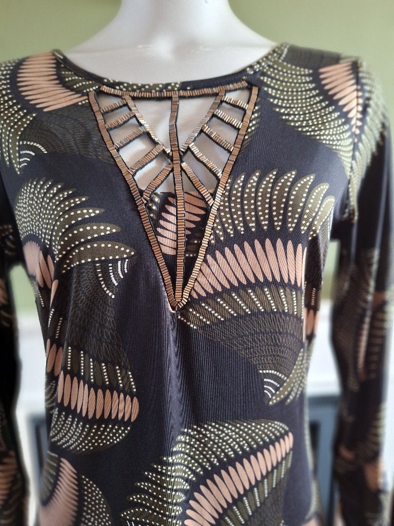 K-design zwarte beige groene bewerkte v hals jurk M, Kleding | Dames, Maat 38/40 (M), K-design, Verzenden, Zwart