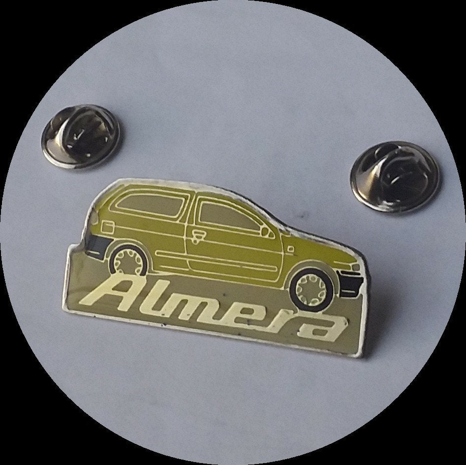NISSAN Almera pin, geel met dubbele sluiting, Ophalen of Verzenden, Zo goed als nieuw, Transport, Speldje of Pin