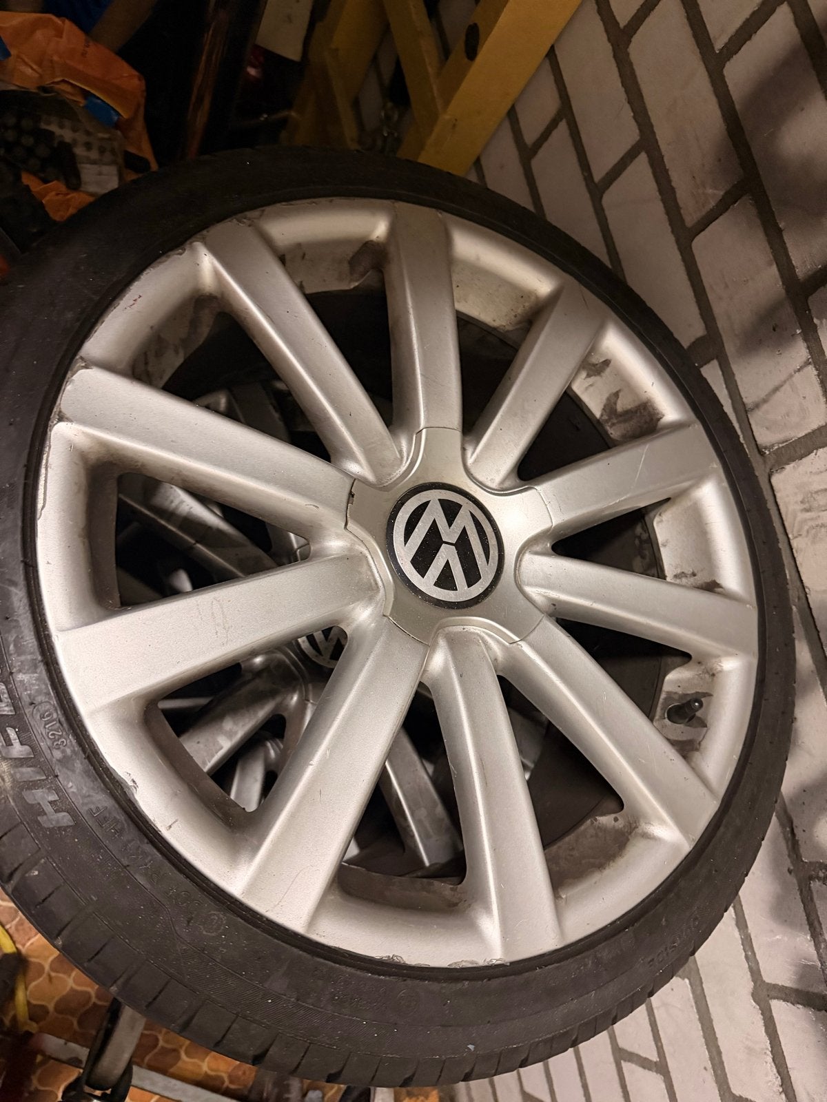 Volkswagen 18 inch velgen met zo goed als nieuwe zomerbanden, Ophalen, 18 inch, Gebruikt, Banden en Velgen