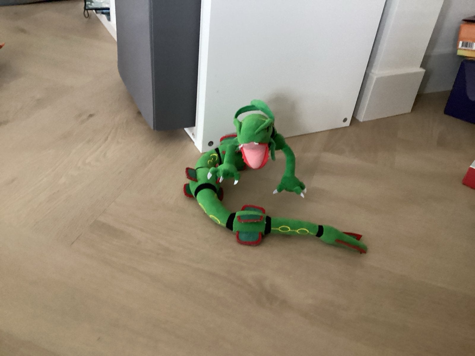 Grote Pokémon Rayquaza knuffel - Zo goed als nieuw, Groen, Overige merken, Dinosaurus, Ophalen of Verzenden