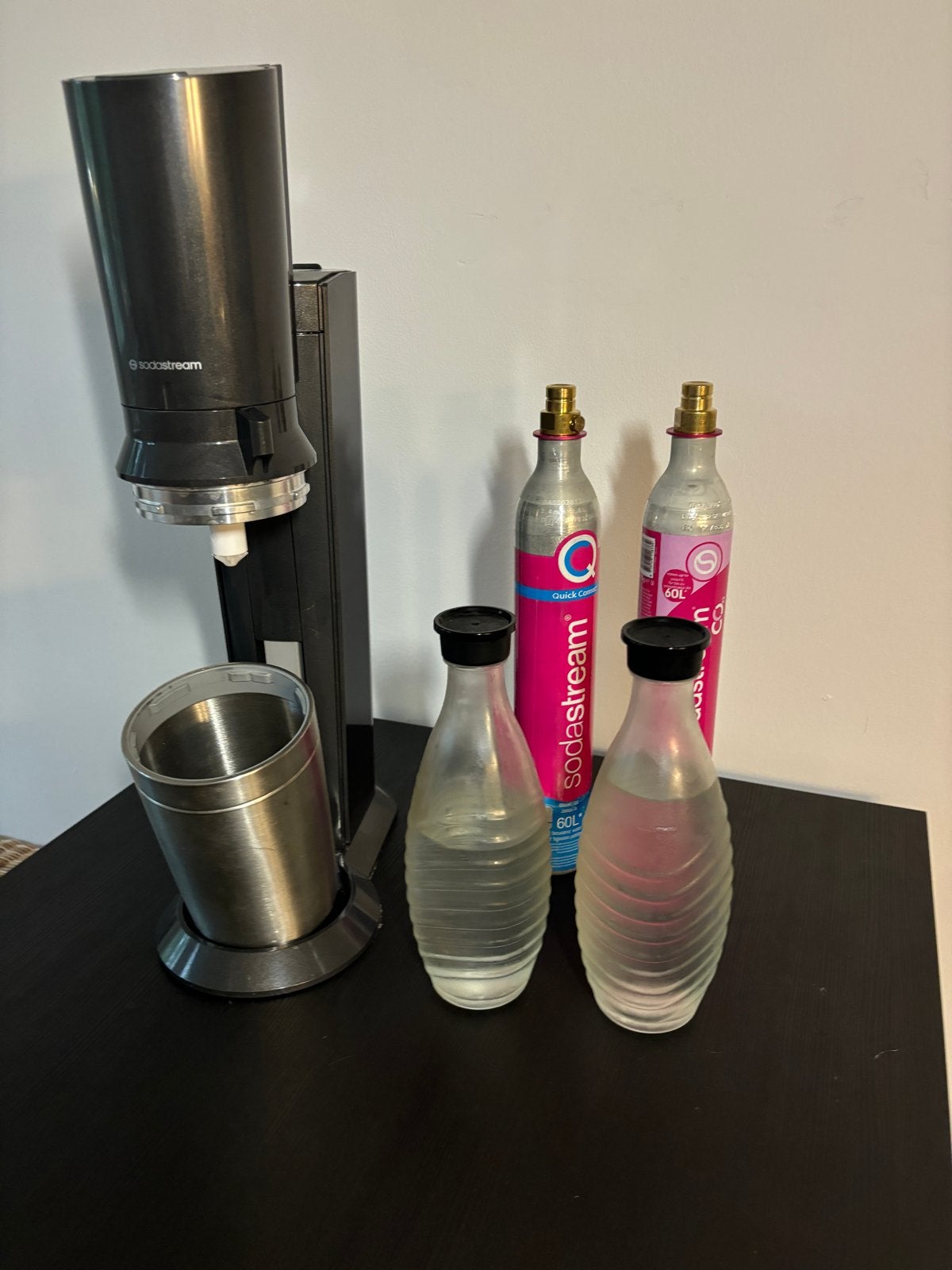 SodaStream met 2 flessen en 2 CO2 cilinders, Ophalen, Gebruikt